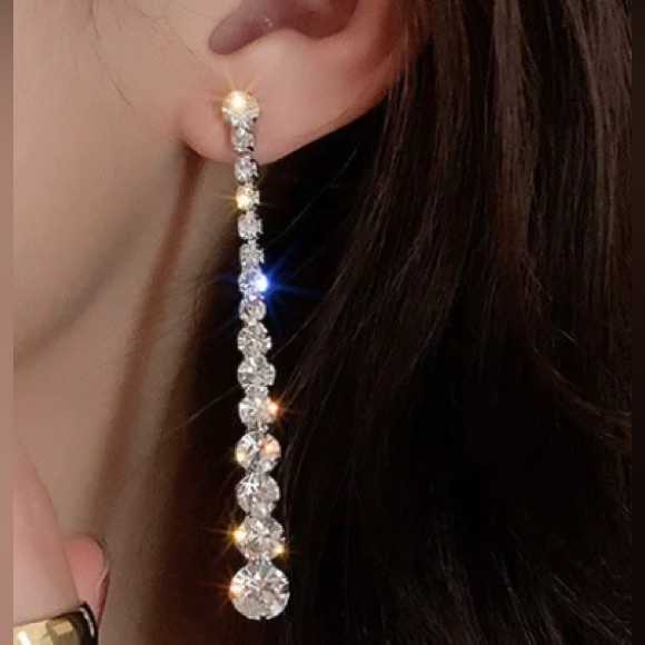 Lengthy silver tone Crystal Earrings for pierced ears - Picture 1 of 3